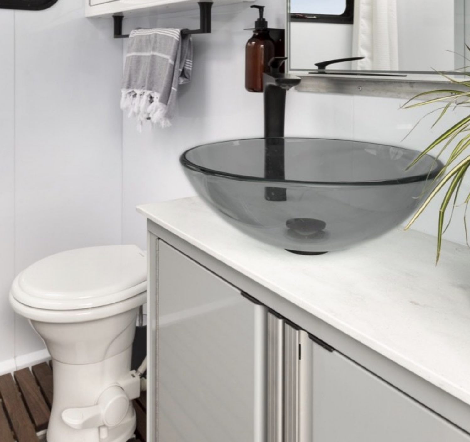 15 Features of Large RV Bathrooms
